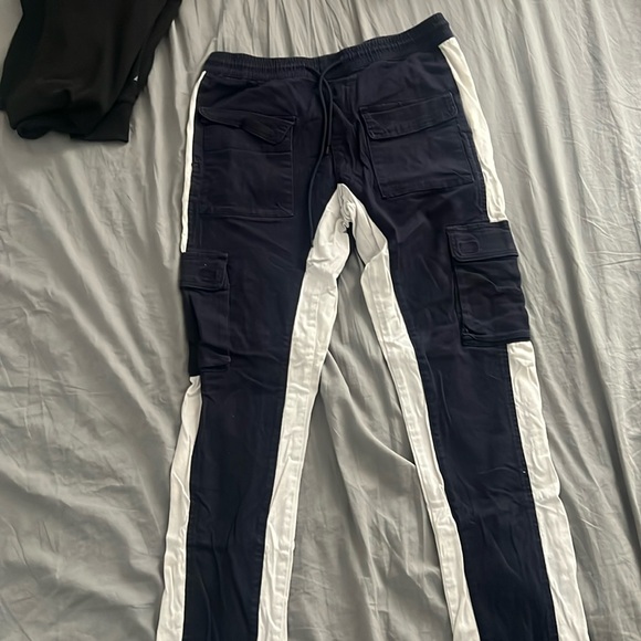 Cargos - Picture 1 of 1